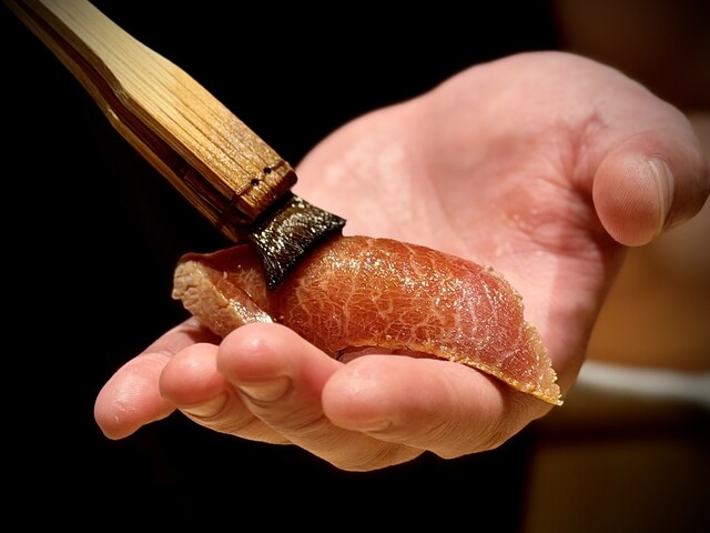 煮切りを刷毛で塗り、仕上げた握り