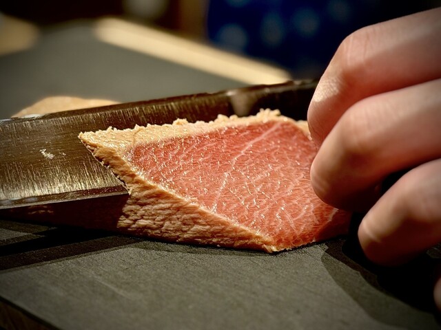 鮪を切りつける手元